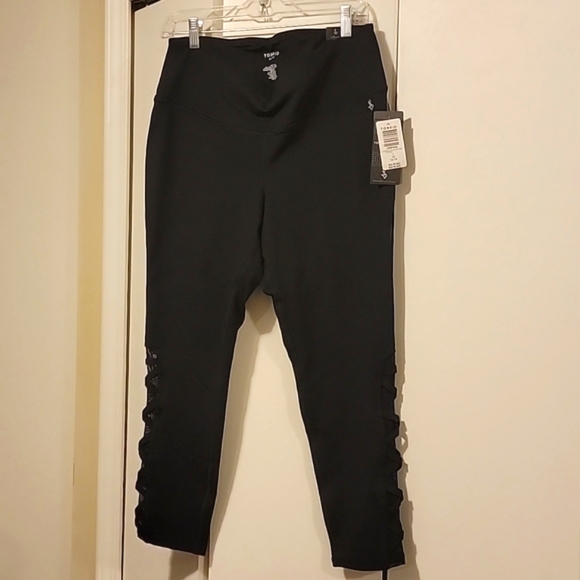 Torrid "super strappy" crop leggings - Black NWT - Picture 1 of 3